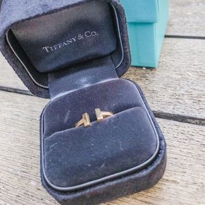 Tiffany T
Wire Ring
in 18k Gold